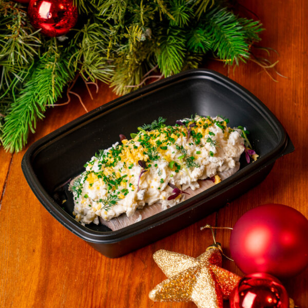 Śledź pod pierzyną z białych warzyw