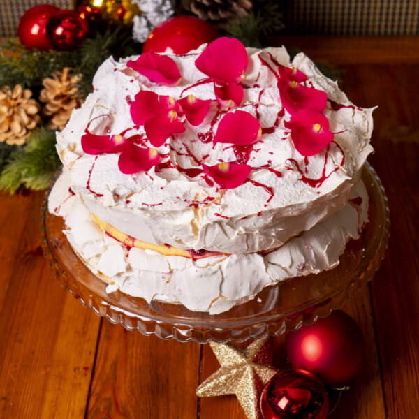 Tort bezowy malinowy