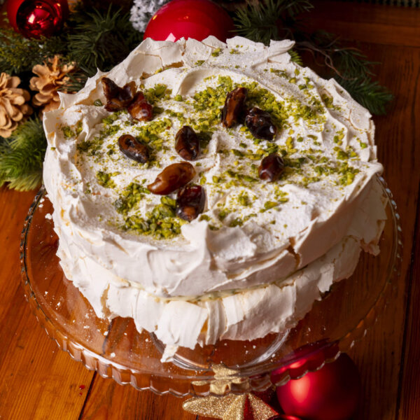 Tort bezowy pistacjowy