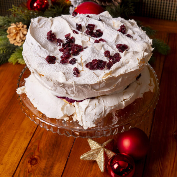 Tort bezowy żurawinowy