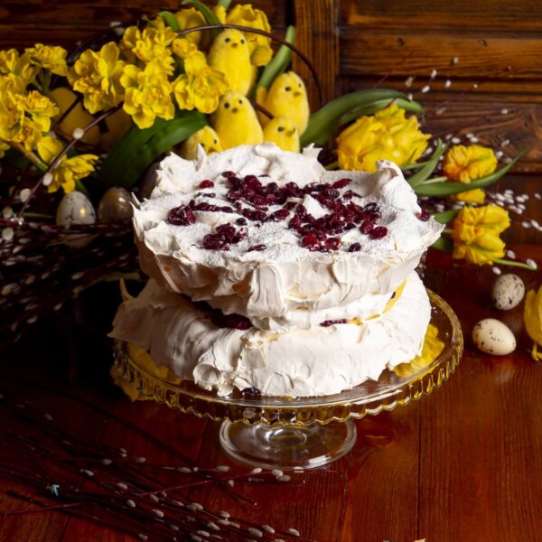 Tort bezowy żurawinowy