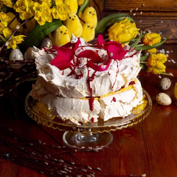 Tort bezowy malinowy